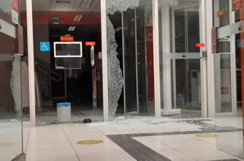  Bandidos estouram porta de vidro de agência bancária em Pinhais e  levam computadores