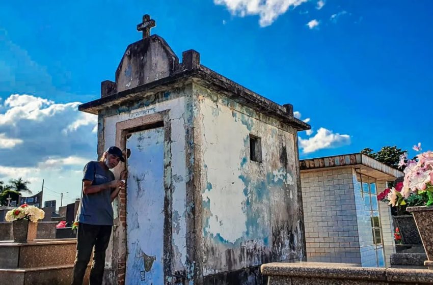  Homem ganha casa após 15 anos dormindo em sepultura no Paraná