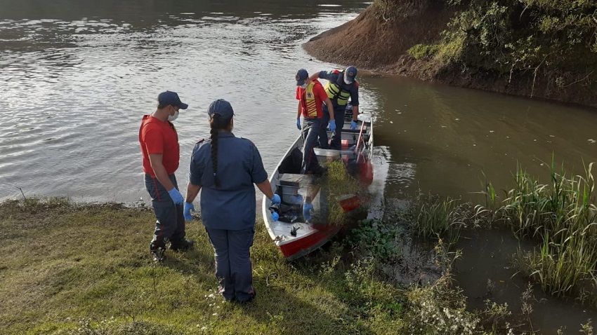  Bombeiros resgatam corpo de homem não identificado no Rio Negro em Três Barras
