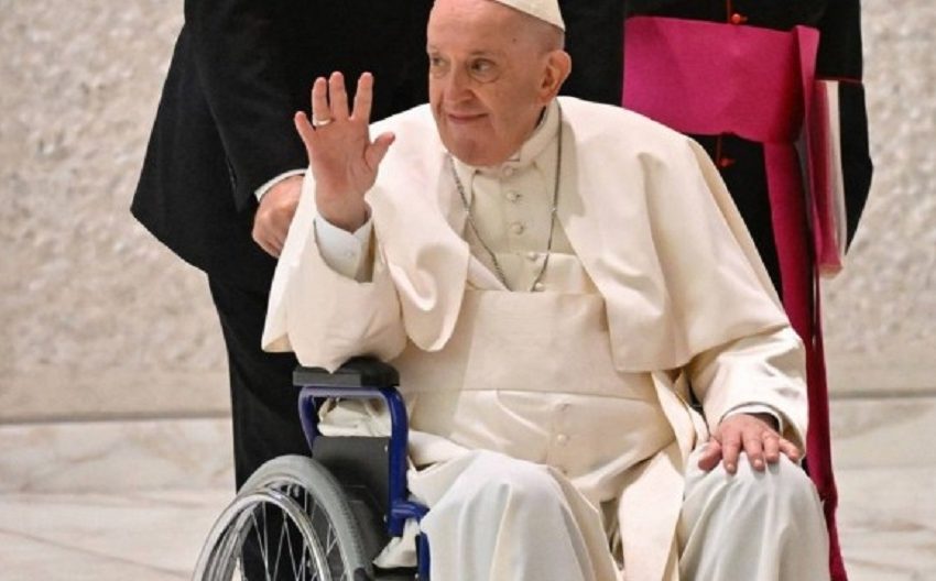  Papa Francisco aparece em cadeira de rodas pela primeira vez