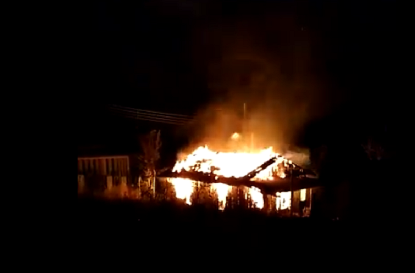 Casa é totalmente destruída por incêndio no final da noite desta sexta-feira em Mallet