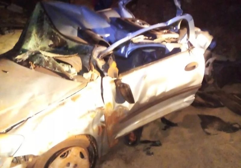  Motorista escapa ilesa após caminhão tombar sobre carro no Paraná