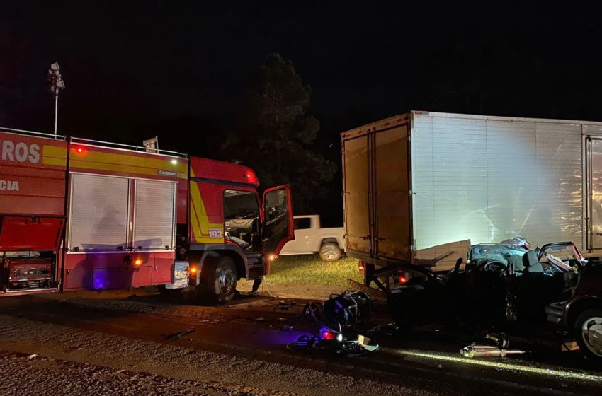  Bombeiros de Três Barras atendem grave acidente entre automóvel e caminhão em Mafra
