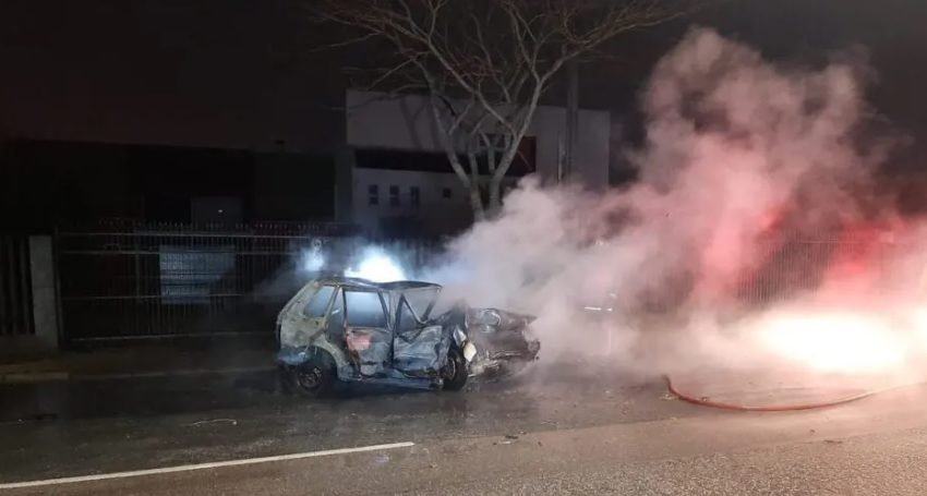  Motorista fica preso dentro de carro em chamas após batida e é salvo por testemunhas no PR