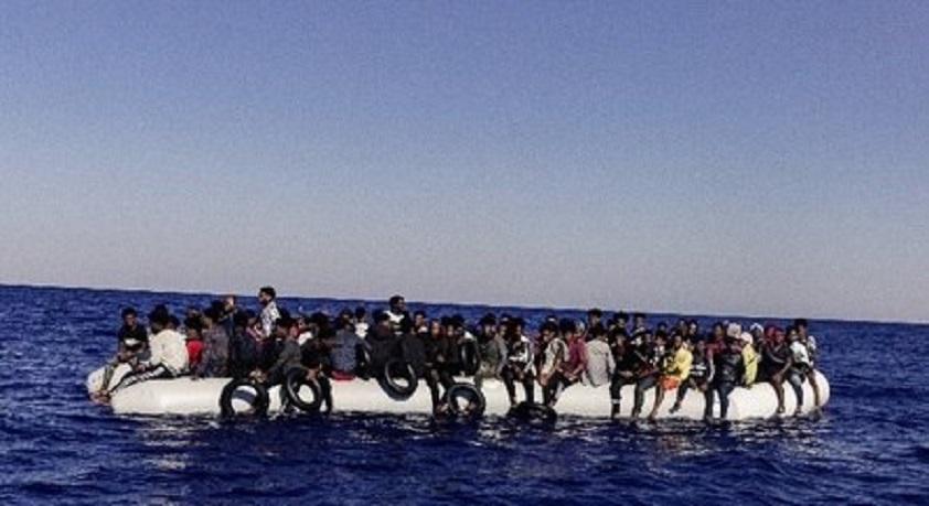  Quase 700 migrantes são resgatados na costa italiana; cinco morreram