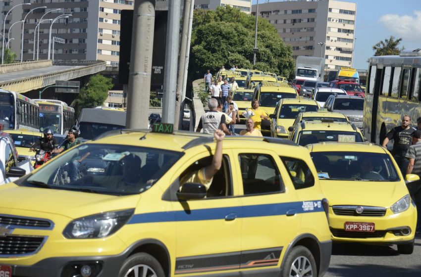  Governo Federal libera R$ 10,9 bilhões para auxílios a caminhoneiros e taxistas por MP