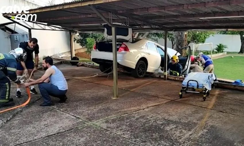  Mãe confunde marchas e atropela filho no Paraná; criança ficou presa embaixo do carro