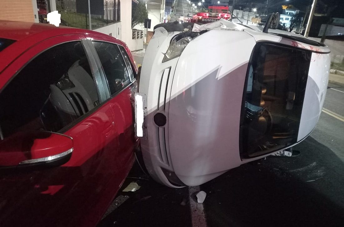  Veículo com motorista alcoolizado capota após bater em outro estacionado em Porto União
