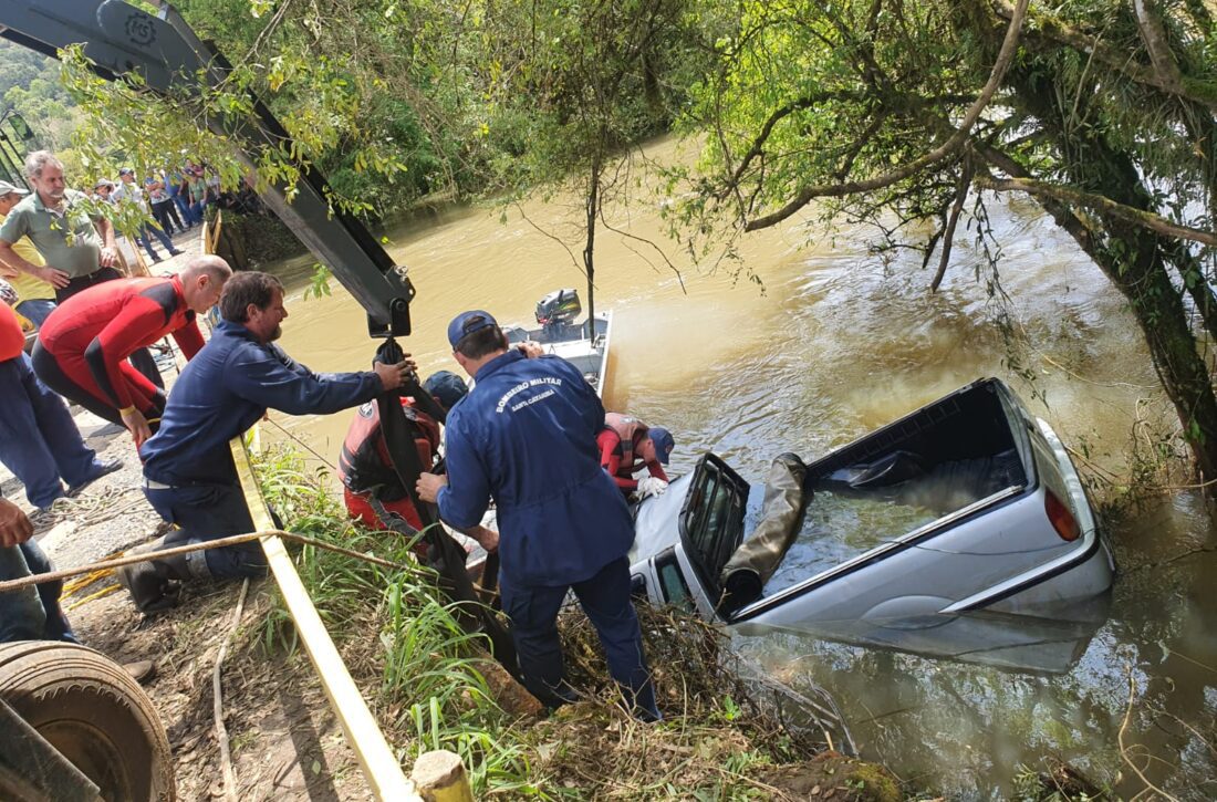  Carro é localizado no Rio dos Pardos em Porto União, mas motorista segue desaparecido