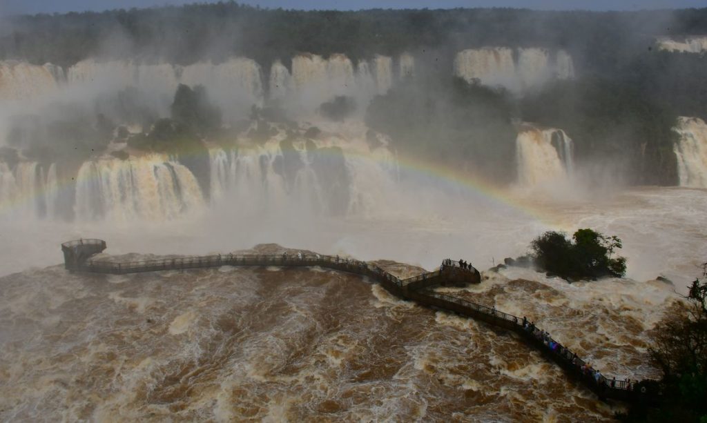  Turista vai tirar foto e cai nas Cataratas do Iguaçu; equipes fazem buscas