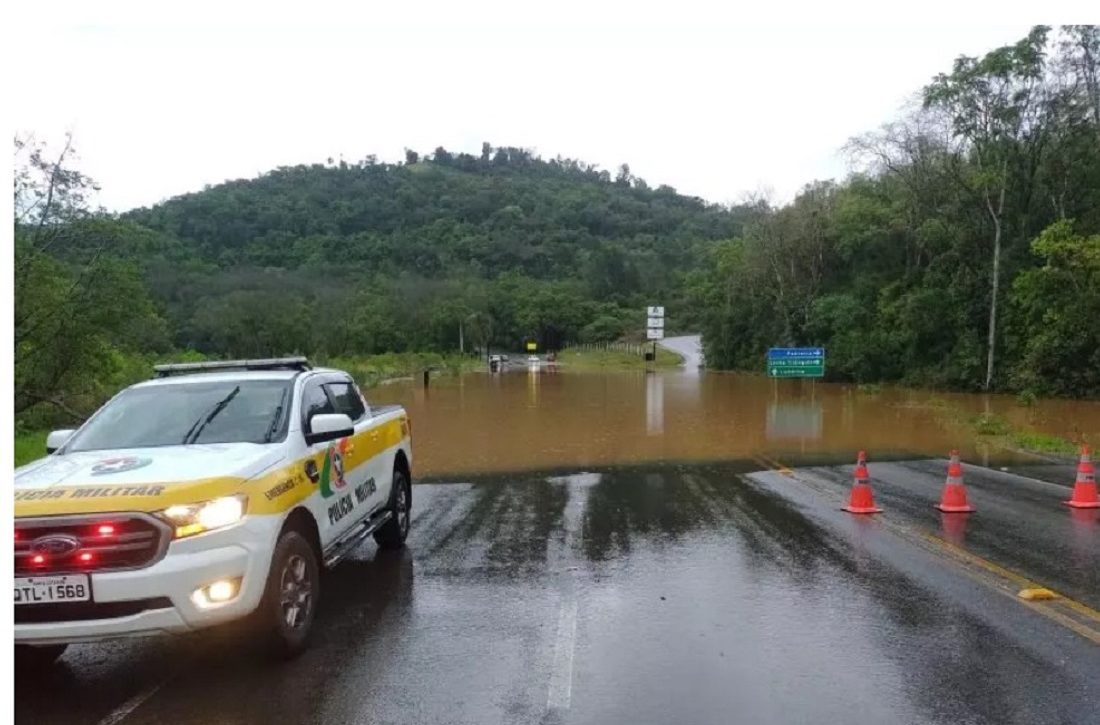  Chuva continua em SC e interdita rodovias estaduais; cidades do PR também têm pontos críticos