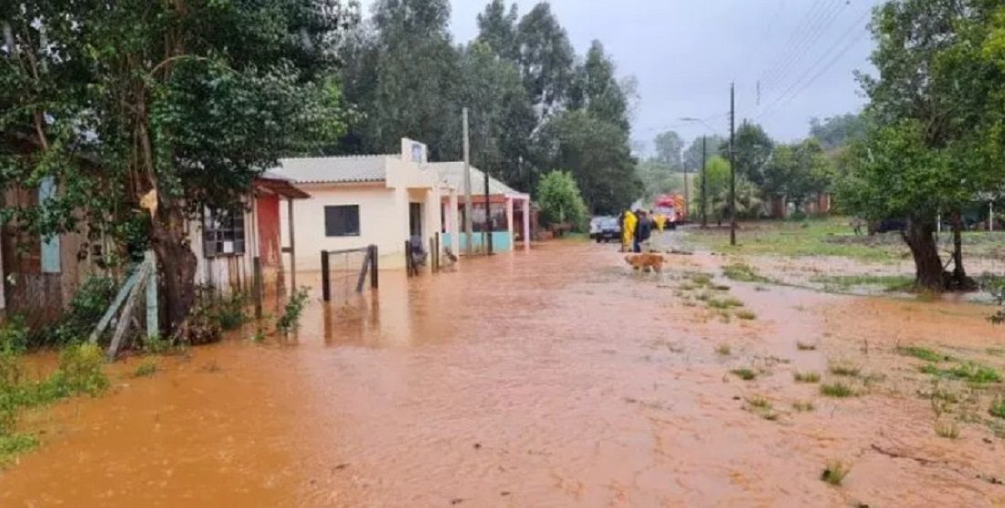  Fortes chuvas deixam famílias desalojadas por alagamentos e suspendem aulas no Oeste Catarinense