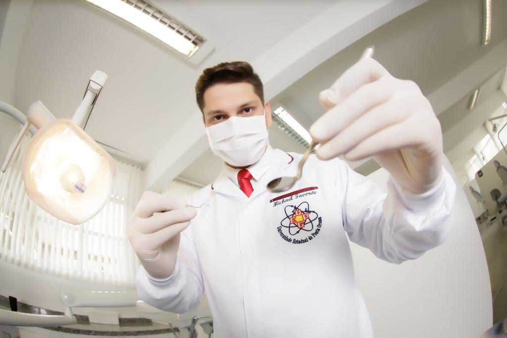  UEPG seleciona pacientes voluntários para clareamento dental gratuito
