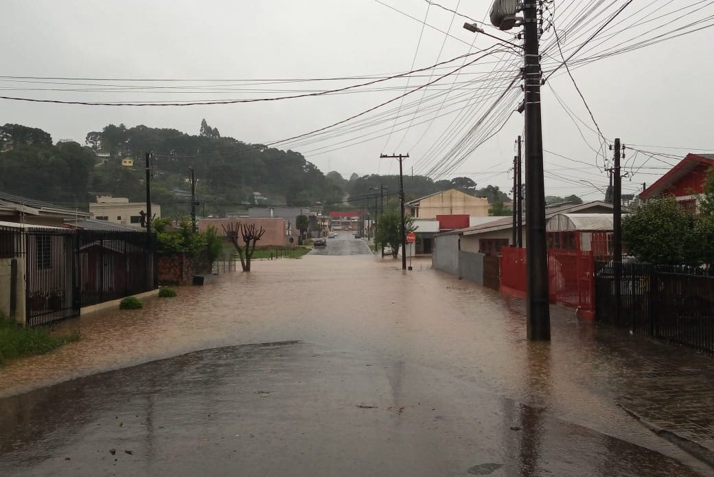  Número de famílias atingidas pelas chuvas no Paraná chega a 5,5 mil, aponta Defesa Civil