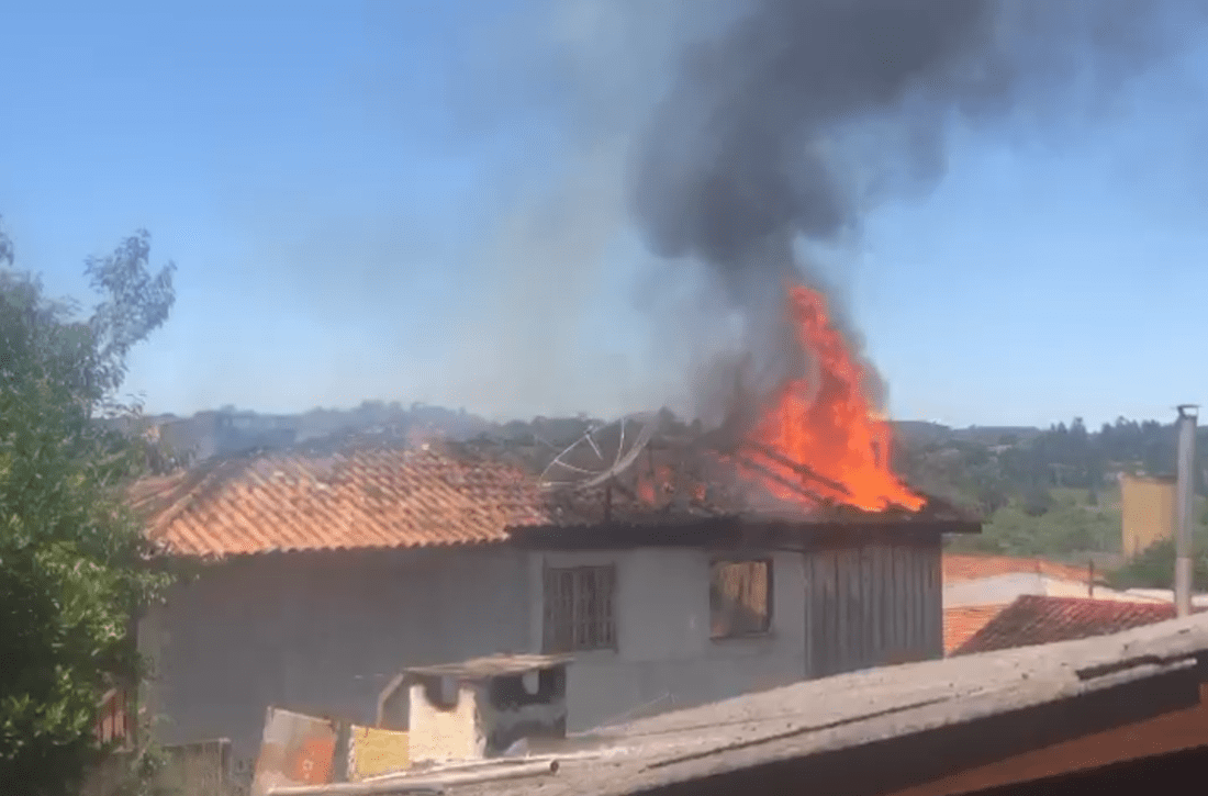  Incêndio destrói casa em São João do Triunfo