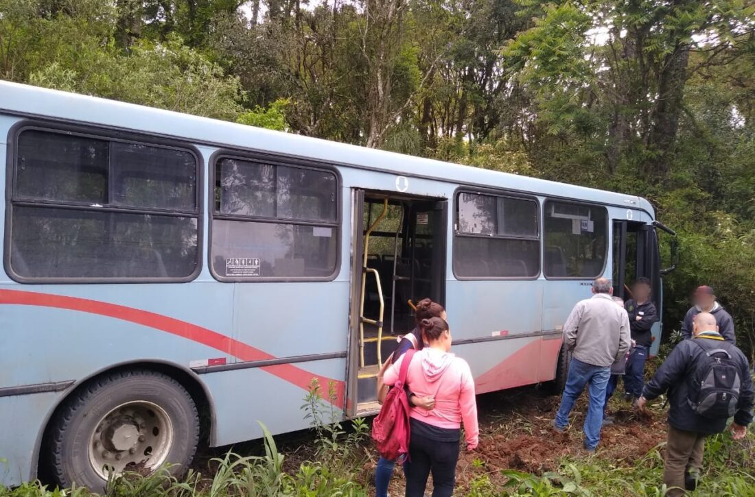  Ônibus de empresa, com aproximadamente 40 pessoas, saiu fora da pista em Três Barras