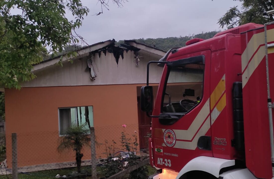  Bombeiros atendem situação de incêndio no interior de Porto União, durante a madrugada