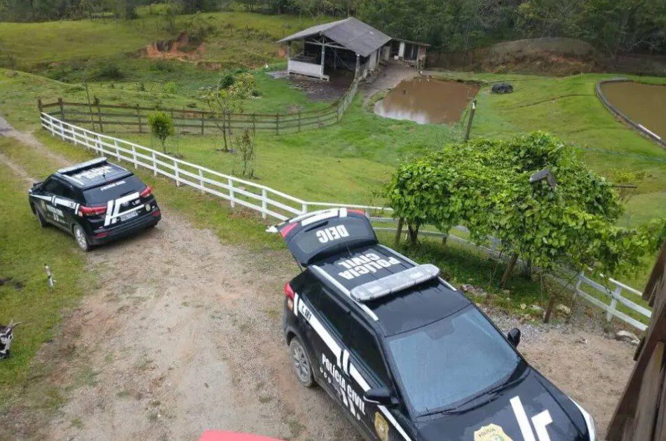  Oito suspeitos de integrar célula neonazista são presos pela Polícia Civil em Santa Catarina
