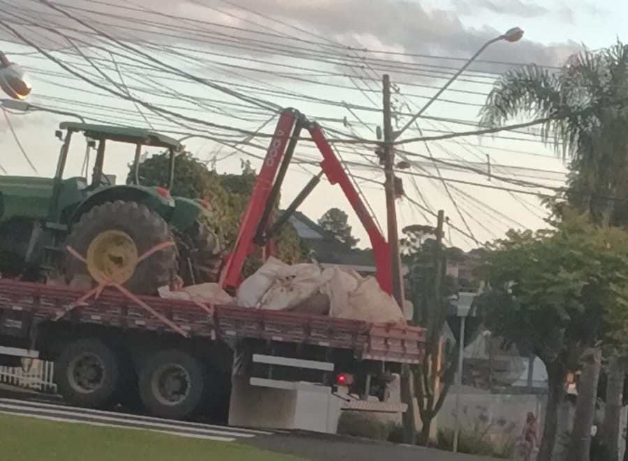  Caminhão que transportava maquinário enrosca em cabos e danifica três postes em São Mateus do Sul