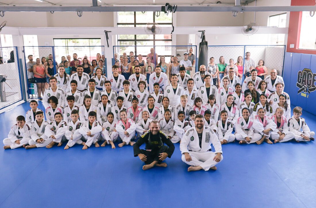  Mais de 20 atletas de jiu-jitsu do Colégio Duque de Caxias receberam prêmios em campeonatos estaduais e nacionais