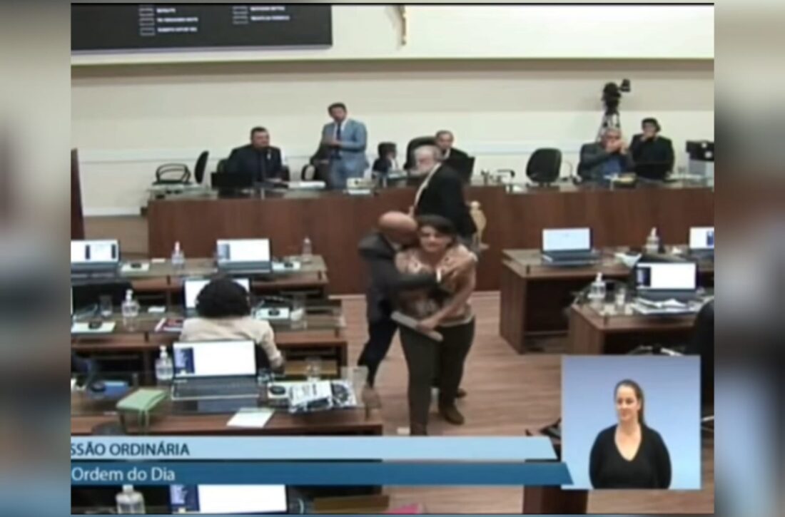  Vereador agarra e beija vereadora à força durante uma sessão na Câmara de Florianópolis