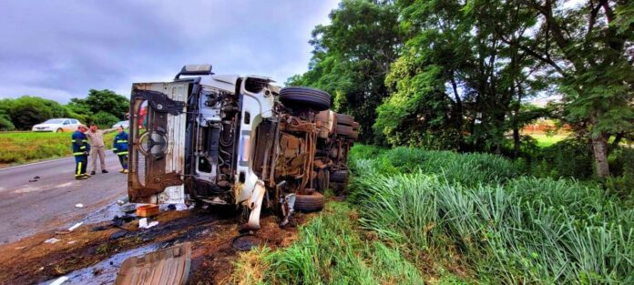  Tombamento de caminhão deixa um morto e dois feridos em Ponta Grossa