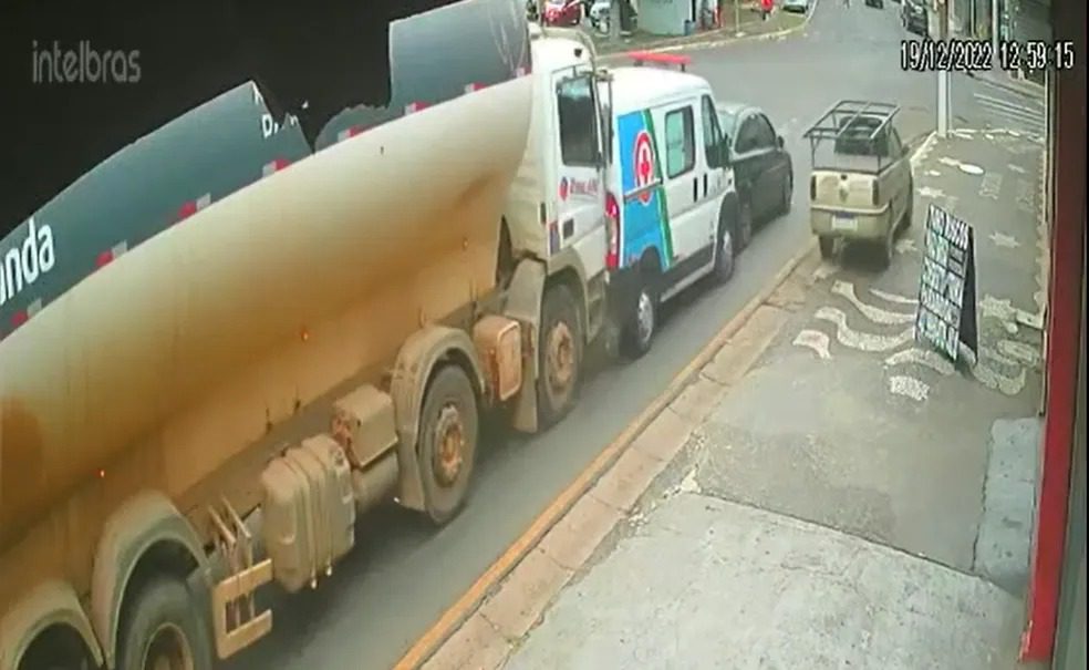  Caminhão sem freio causa engavetamento com seis veículos em Ponta Grossa
