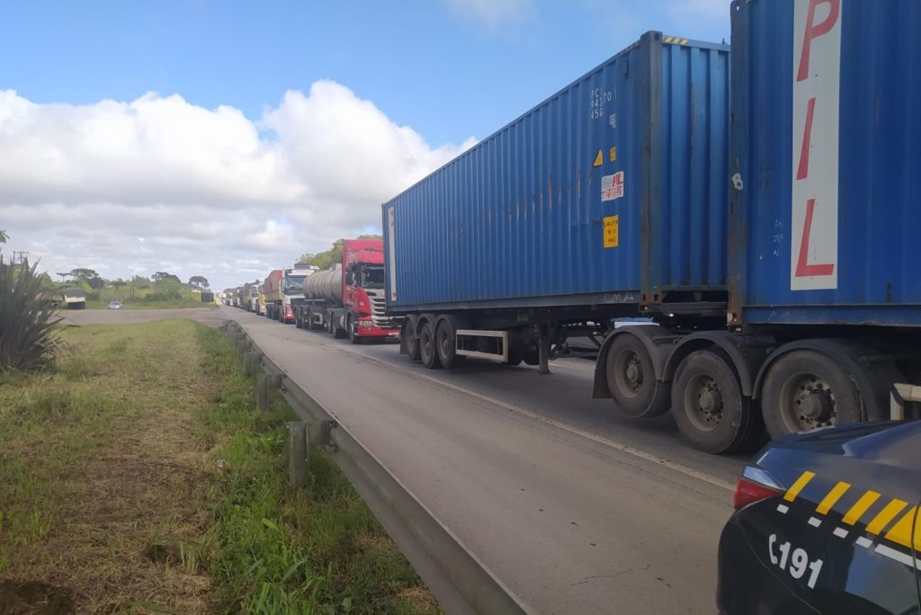  Rodovias do Paraná em direção ao Litoral registram lentidão e filas nesta quarta-feira