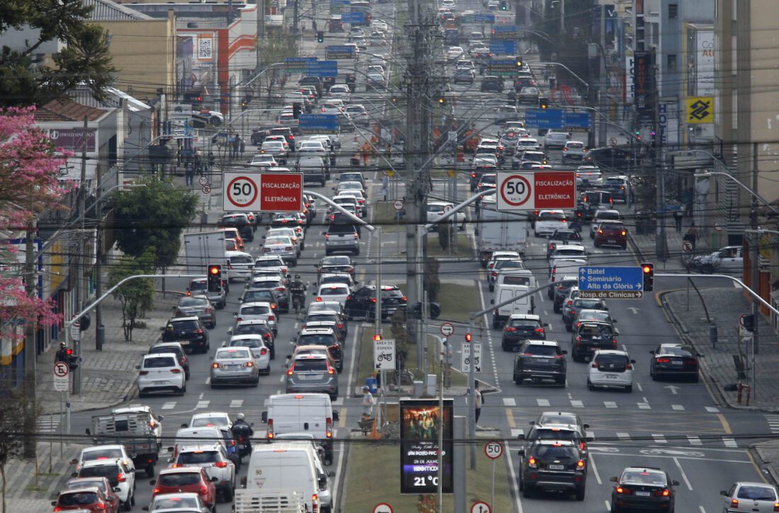  Cerca de 47% dos veículos do Paraná estão com o licenciamento irregular, afirma o Detran