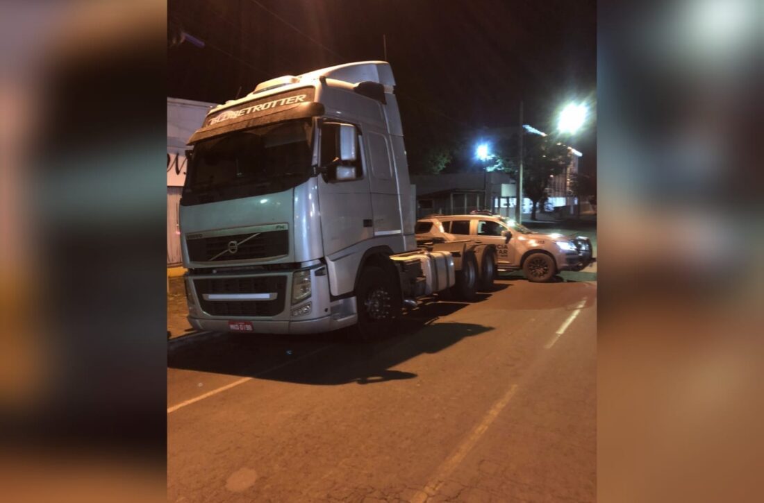  Policiais atendem chamado sobre caminhão, possivelmente alvo de roubo de carga, abandonado em São Mateus do Sul
