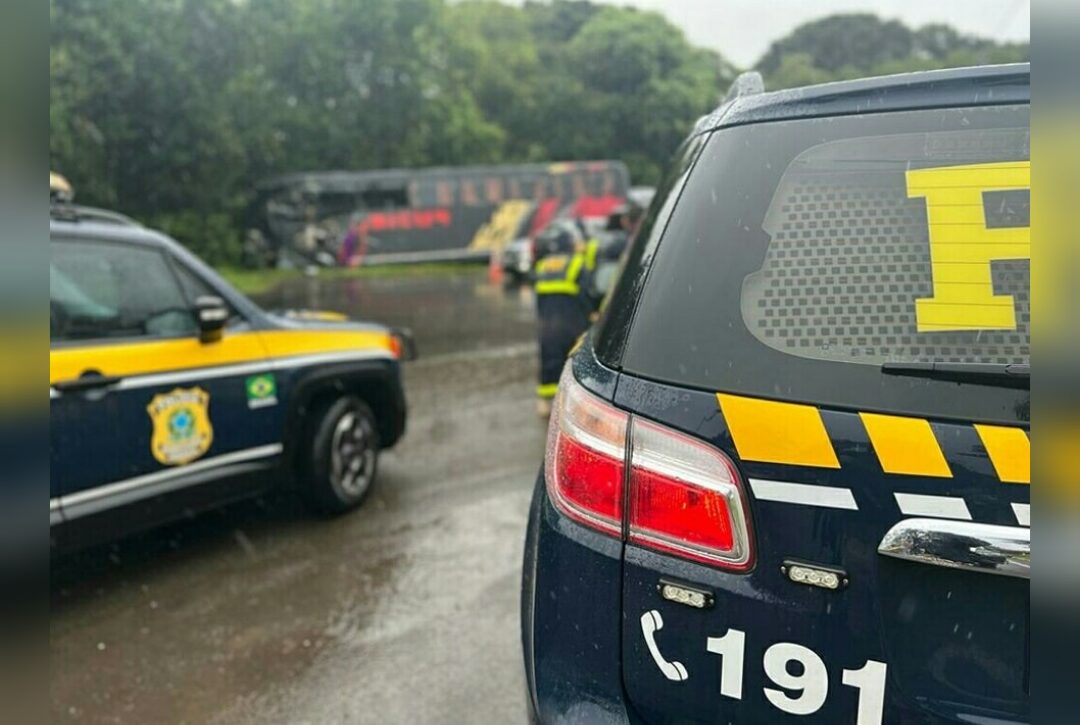 Mulher morre em acidente entre ônibus e carreta na BR-277 em Guarapuava
