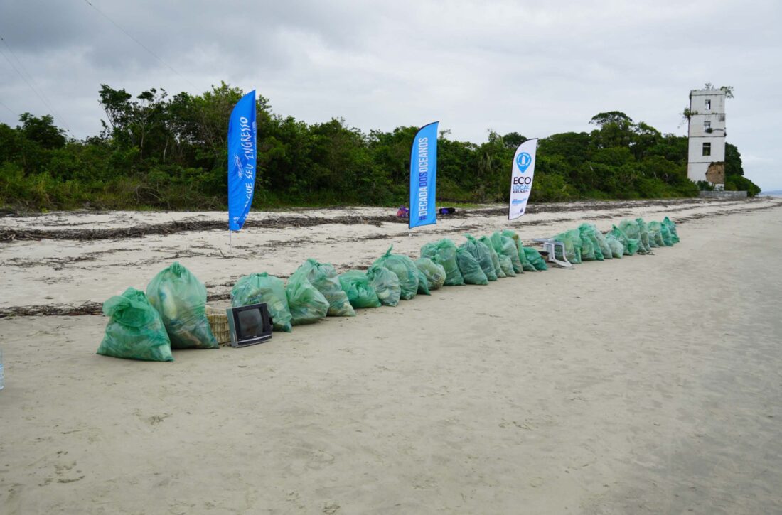  Mutirão recolhe quase uma tonelada de lixo da Ilha do Mel