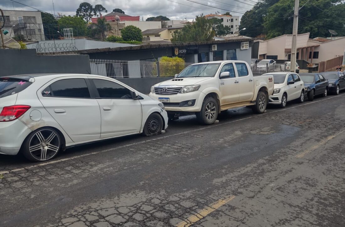  Sem espaço em pátio, Polícia Civil deixa carros apreendidos na rua em São Mateus do Sul
