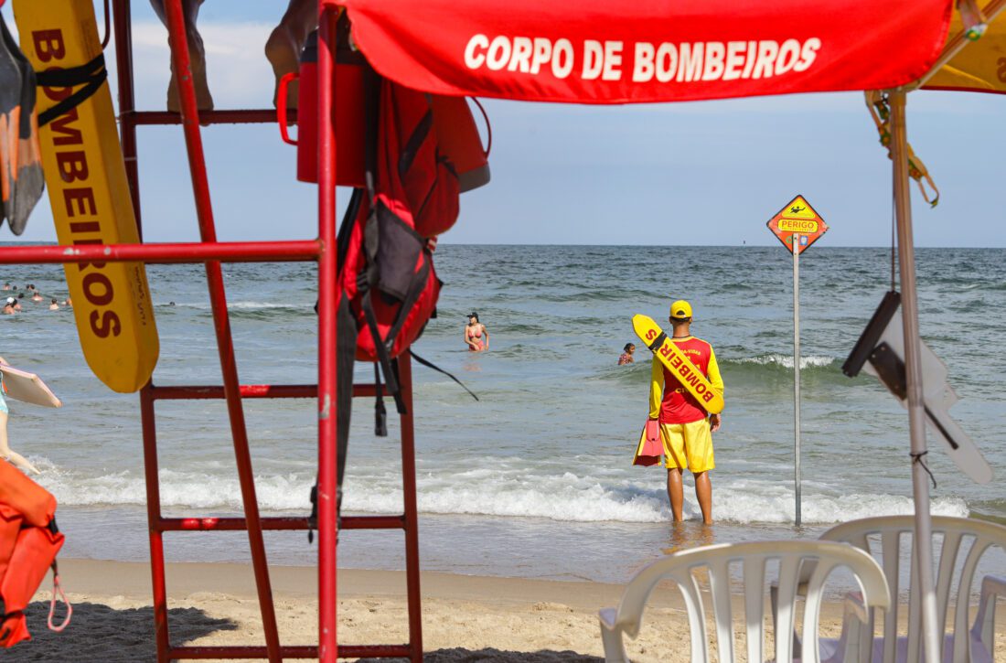  Bombeiros fazem mais de 1,2 mil salvamentos durante temporada nas praias do Paraná