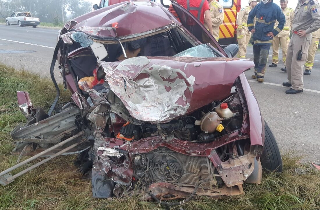  Grave acidente entre carreta e carro deixa três pessoas feridas na BR-373, em Imbituva