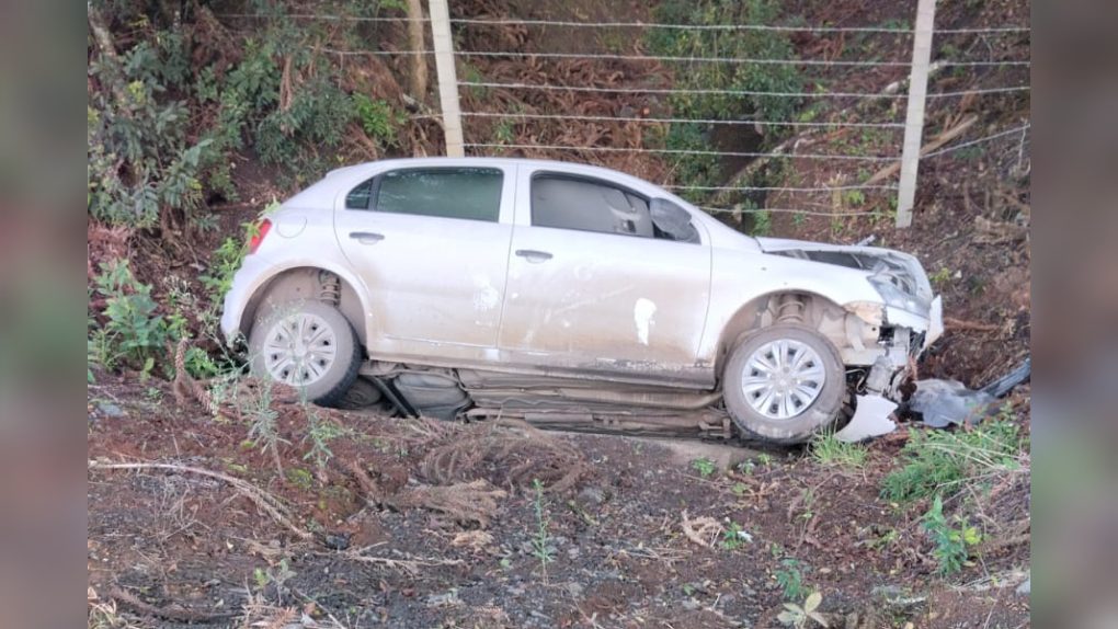  Motorista fica ferida após carro sair da pista na PR-151, em São Mateus do Sul