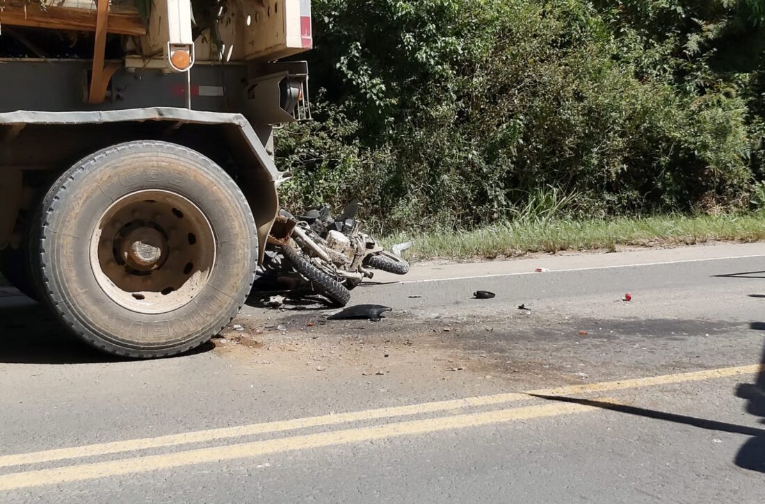  Motociclista morre em acidente envolvendo caminhão na PR-151, em São João do Triunfo