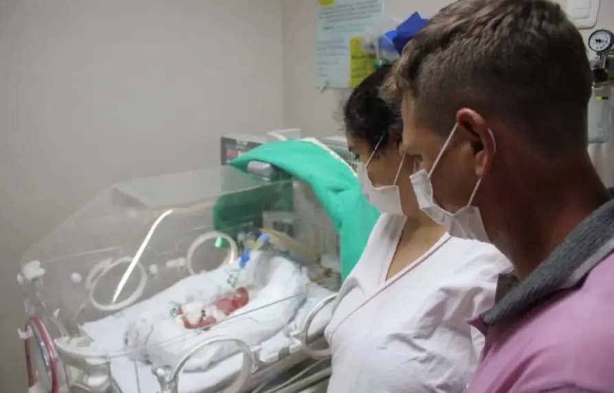  Após sofrer aborto há sete anos, mãe dá à luz quadrigêmeos no Paraná