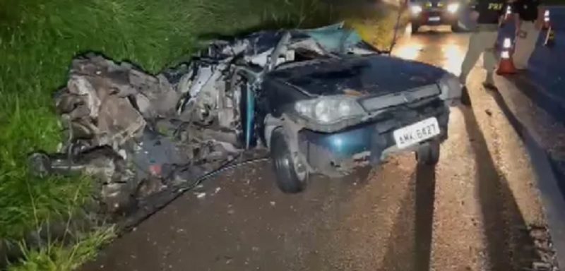  Duas pessoas morrem em acidente entre carro e caminhão no Paraná