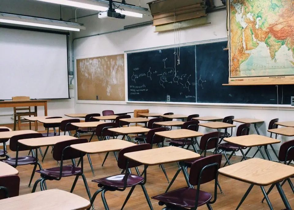  Professor é afastado após denúncias de abuso sexual contra alunas de 9 anos no Paraná