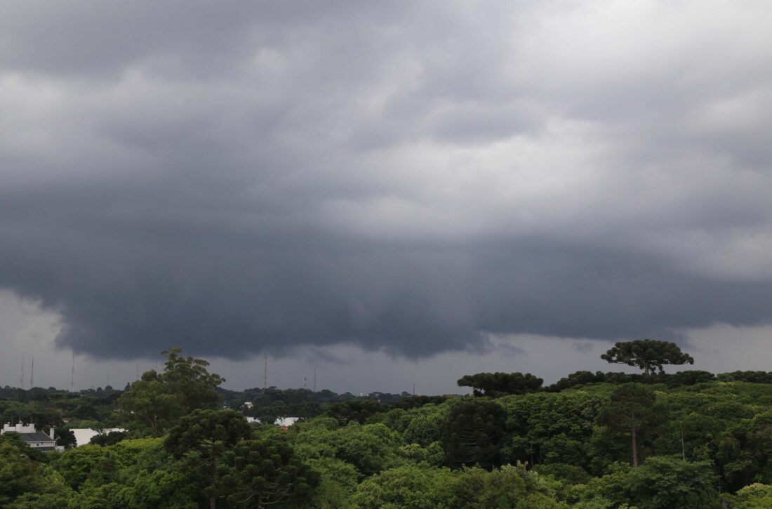  Frente fria traz chuvas, risco de temporal e queda de temperatura para essa semana no Paraná
