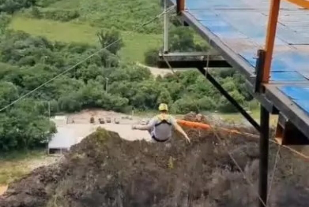 VÍDEO: Homem comemora divórcio com salto de bungee jump e cai de 20 metros