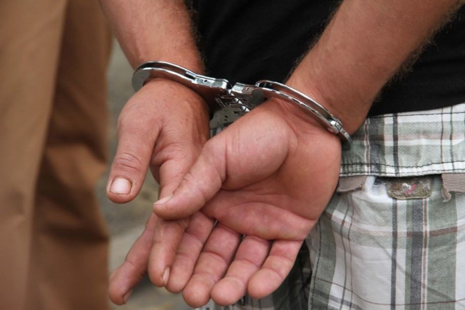  Polícia cumpre mandado de prisão contra um homem durante patrulha em São Mateus do Sul
