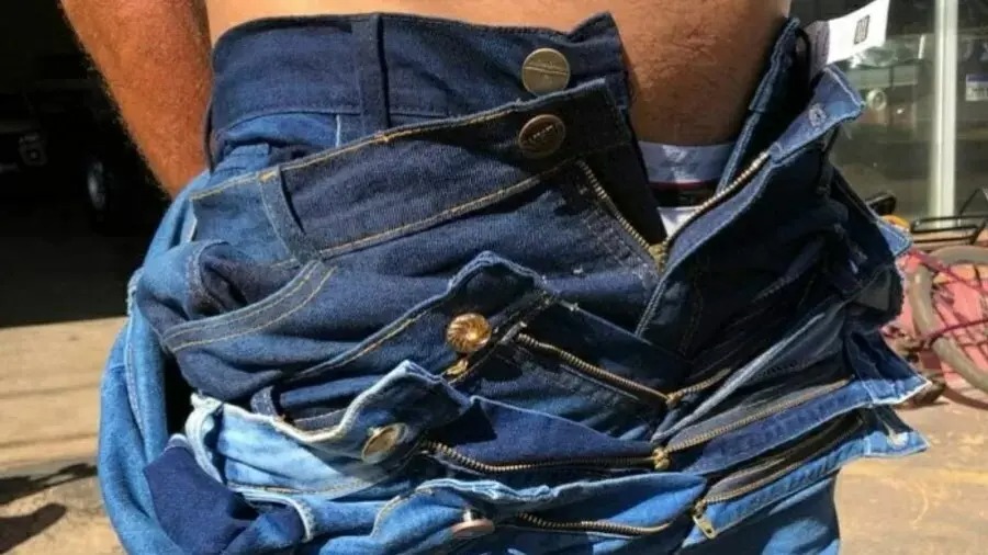  Homem de 39 anos é preso por furto após sair de loja vestindo cinco peças de roupa jeans