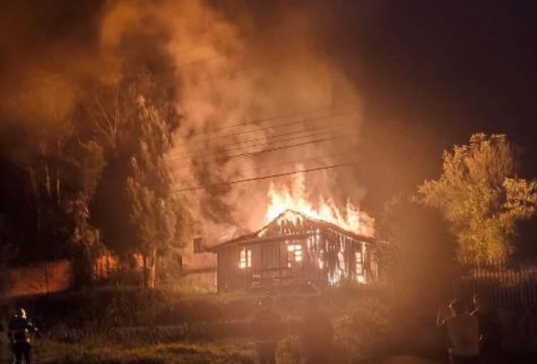 Casa é destruída por incêndio na noite deste domingo em Canoinhas