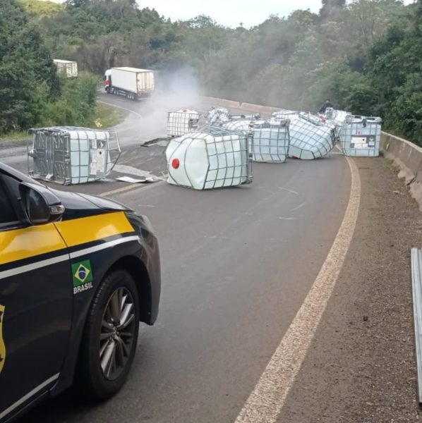  Carga perigosa cai de veículo e interdita BR-277 no Paraná