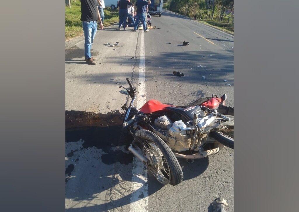  Condutor de moto sofre ferimentos graves em acidente na BR-153