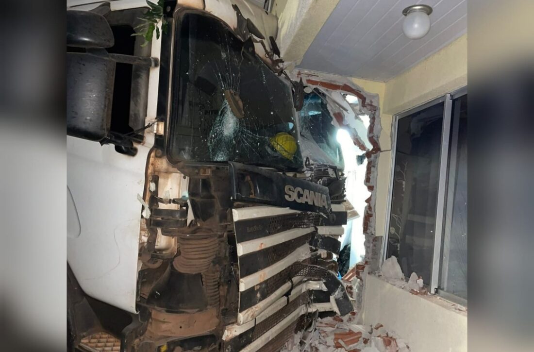  Carreta sem motorista desce ladeira, atinge carro e invade casa no Paraná