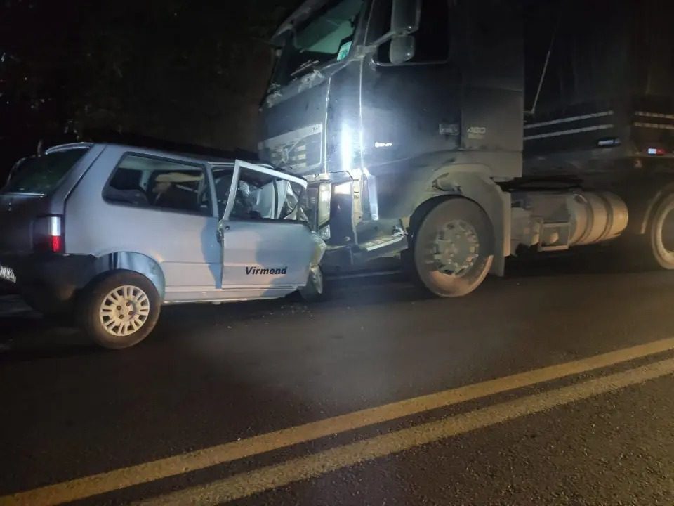  Carro furtado de prefeitura bate de frente com caminhão na BR-277; motorista fica em estado grave