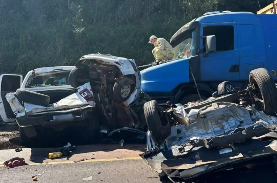  Quatro pessoas morrem em acidente entre carreta, caminhão e quatro carros no Paraná